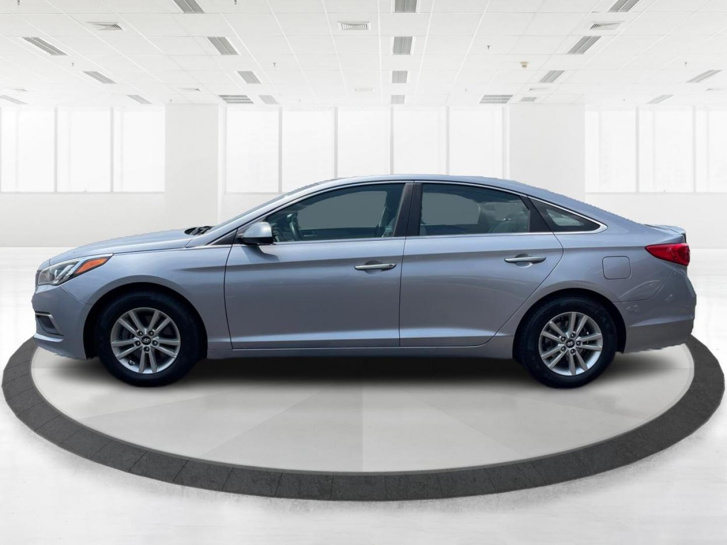 2016 Shale Gray Metallic Hyundai Sonata SE (5NPE24AF1GH) with an 2.4L L4 DOHC 16V engine, 7-Speed Automatic transmission, located at 1184 Kauffman Ave, Fairborn, OH, 45324, (937) 908-9800, 39.807072, -84.030914 - Photo#5