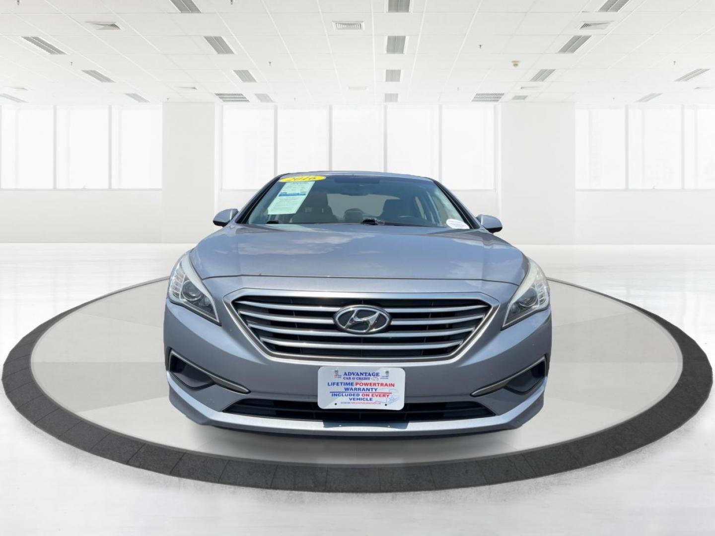 2016 Shale Gray Metallic Hyundai Sonata SE (5NPE24AF1GH) with an 2.4L L4 DOHC 16V engine, 7-Speed Automatic transmission, located at 1184 Kauffman Ave, Fairborn, OH, 45324, (937) 908-9800, 39.807072, -84.030914 - Photo#6