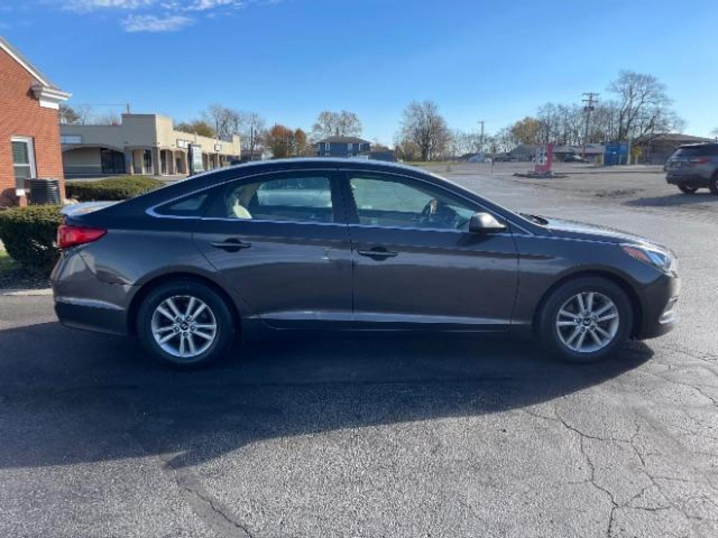 2016 Dark Truffle Hyundai Sonata SE (5NPE24AF3GH) with an 2.4L L4 DOHC 16V engine, 7-Speed Automatic transmission, located at 1099 N County Rd 25A, Troy, OH, 45373, (937) 908-9800, 40.057079, -84.212883 - Photo#3