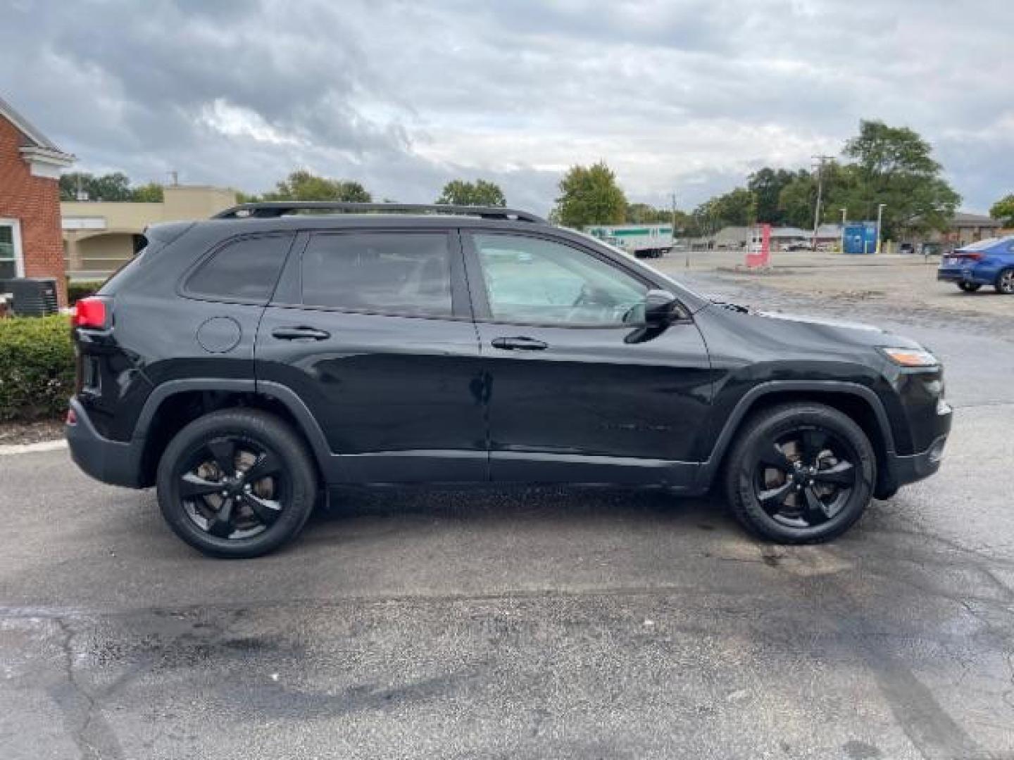 2016 Brilliant Black Crystal Pearl Coat Jeep Cherokee Latitude 4WD (1C4PJMCS7GW) with an 3.2L V6 DOHC 24V engine, 9-Speed Automatic transmission, located at 401 Woodman Dr, Riverside, OH, 45431, (937) 908-9800, 39.760899, -84.123421 - Photo#2