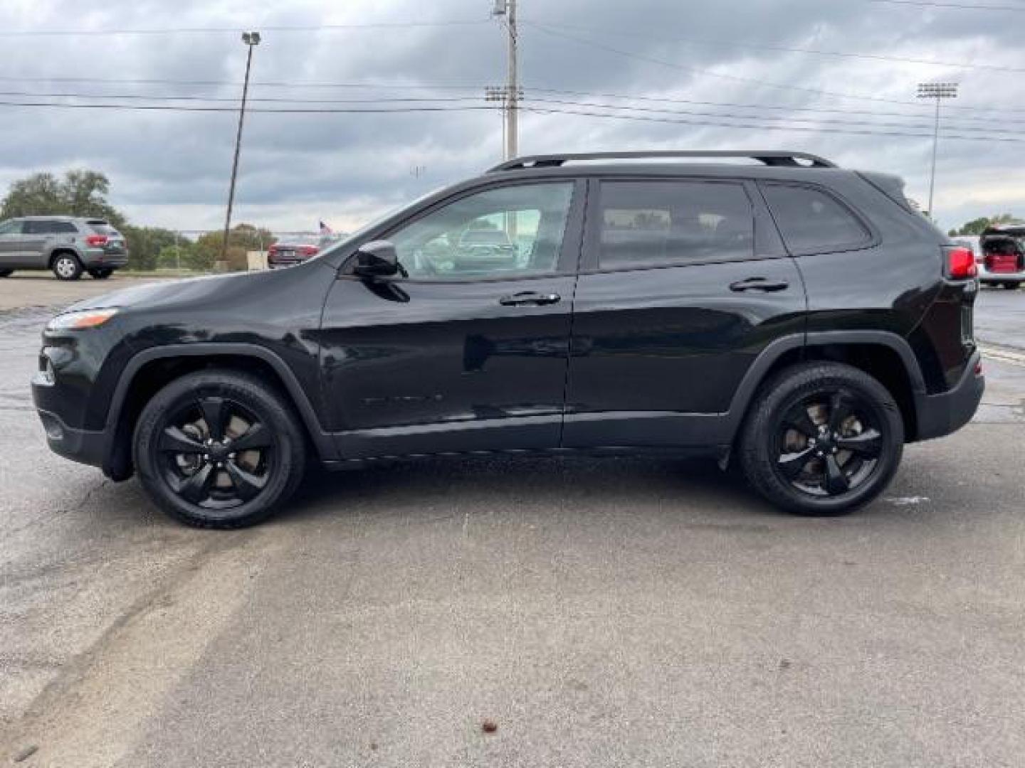 2016 Brilliant Black Crystal Pearl Coat Jeep Cherokee Latitude 4WD (1C4PJMCS7GW) with an 3.2L V6 DOHC 24V engine, 9-Speed Automatic transmission, located at 401 Woodman Dr, Riverside, OH, 45431, (937) 908-9800, 39.760899, -84.123421 - Photo#3