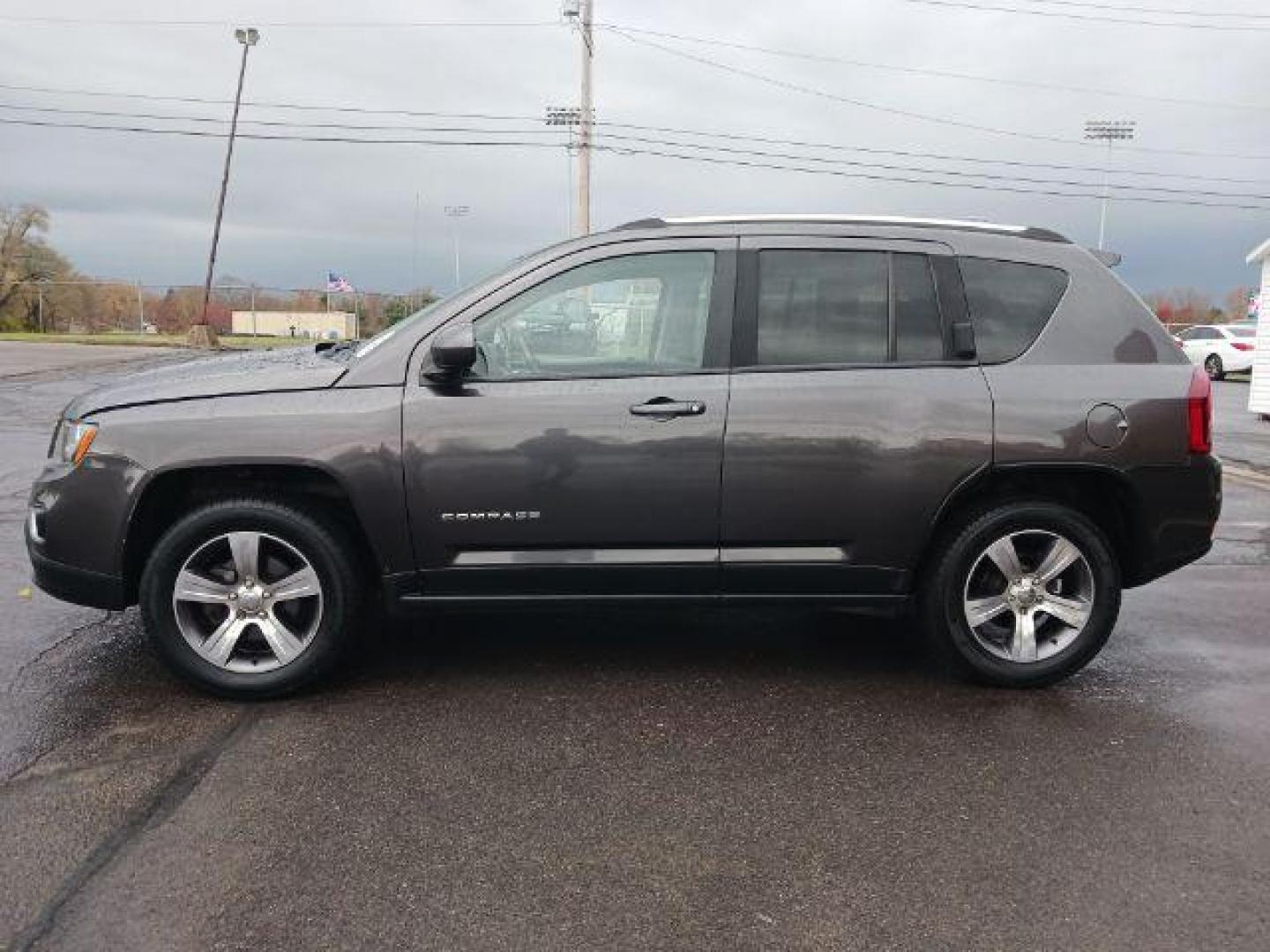 2016 Gray Jeep Compass Latitude 4WD (1C4NJDEB6GD) with an 2.4L L4 DOHC 16V engine, 6-Speed Automatic transmission, located at 4508 South Dixie Dr, Moraine, OH, 45439, (937) 908-9800, 39.689976, -84.218452 - Photo#3