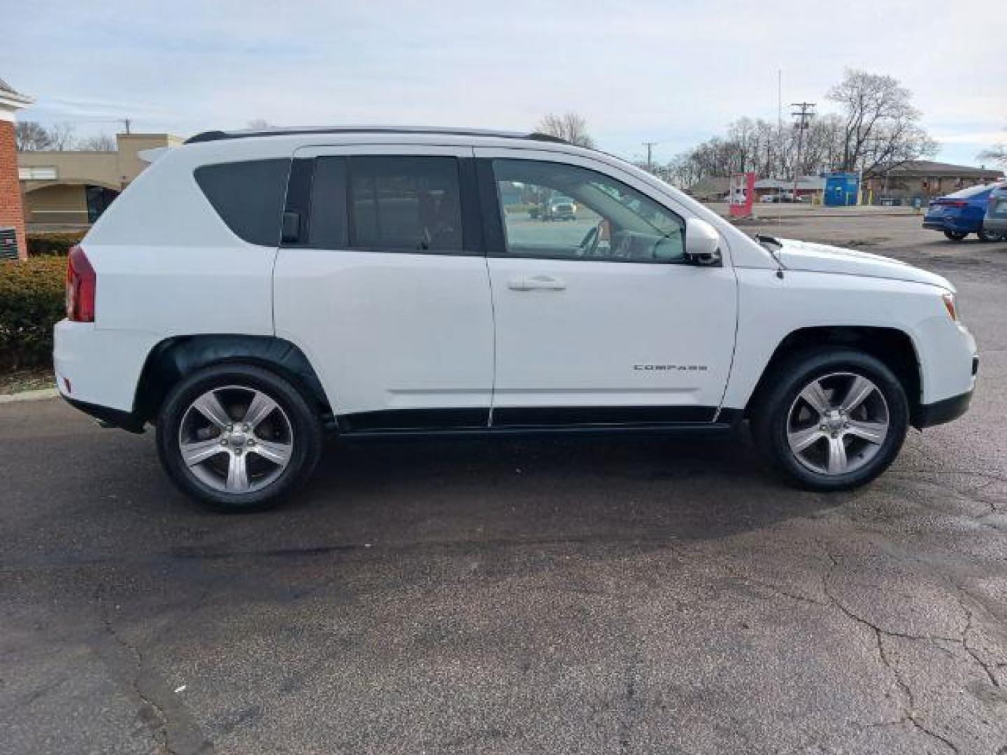 2016 White Jeep Compass Latitude FWD (1C4NJCEA2GD) with an 2.0L L4 DOHC 16V engine, Continuously Variable Transmission transmission, located at 4508 South Dixie Dr, Moraine, OH, 45439, (937) 908-9800, 39.689976, -84.218452 - Photo#4