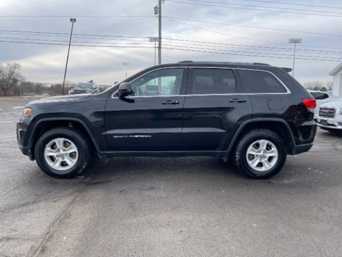 2016 Brilliant Black Crystal Pearl Coat Jeep Grand Cherokee Laredo 4WD (1C4RJFAG0GC) with an 3.6L V6 DOHC 24V engine, 8-Speed Automatic transmission, located at 1230 East Main St, Xenia, OH, 45385, (937) 908-9800, 39.688026, -83.910172 - Photo#2