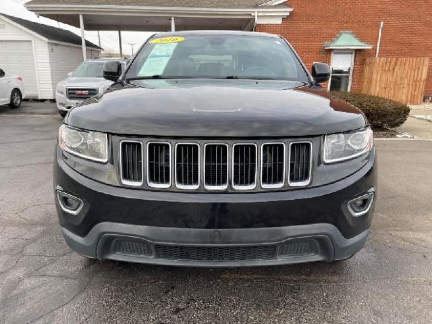 2016 Brilliant Black Crystal Pearl Coat Jeep Grand Cherokee Laredo 4WD (1C4RJFAG0GC) with an 3.6L V6 DOHC 24V engine, 8-Speed Automatic transmission, located at 1230 East Main St, Xenia, OH, 45385, (937) 908-9800, 39.688026, -83.910172 - Photo#5