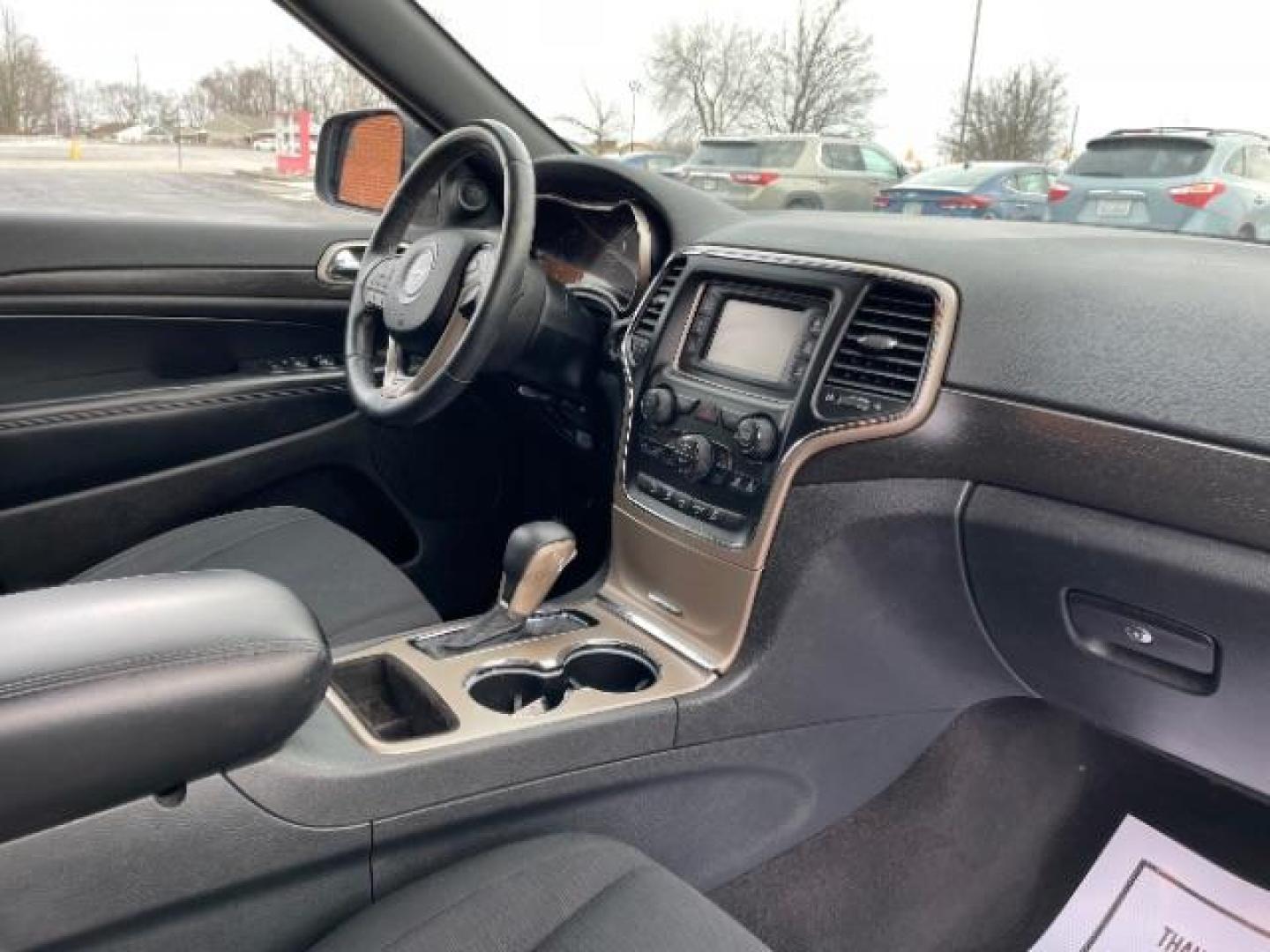 2016 Brilliant Black Crystal Pearl Coat Jeep Grand Cherokee Laredo 4WD (1C4RJFAG0GC) with an 3.6L V6 DOHC 24V engine, 8-Speed Automatic transmission, located at 1230 East Main St, Xenia, OH, 45385, (937) 908-9800, 39.688026, -83.910172 - Photo#8