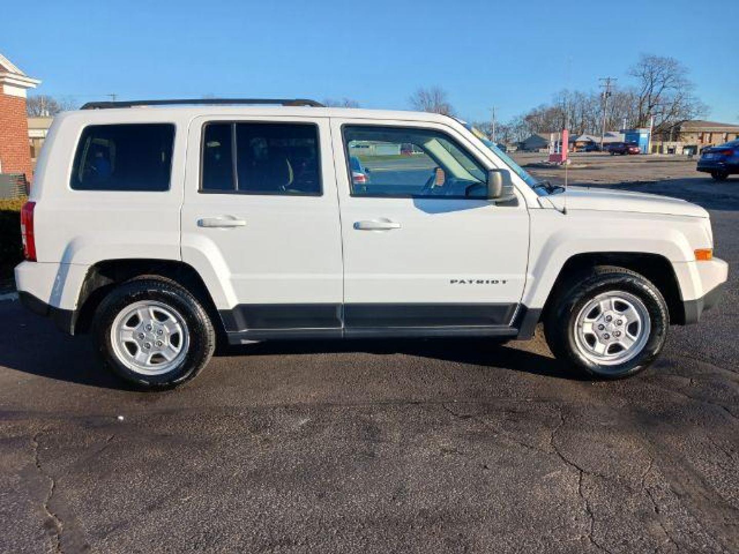 2016 White Jeep Patriot Sport 2WD (1C4NJPBA7GD) with an 2.0L L4 DOHC 16V engine, located at 1230 East Main St, Xenia, OH, 45385, (937) 908-9800, 39.688026, -83.910172 - Photo#4