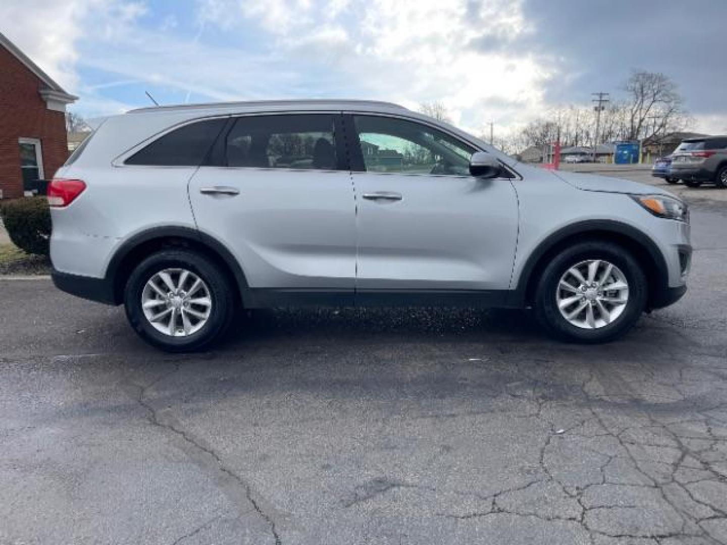 2016 Sparkling Silver Kia Sorento LX 2WD (5XYPG4A34GG) with an 2.4L L4 DOHC 16V engine, 6-Speed Automatic transmission, located at 1230 East Main St, Xenia, OH, 45385, (937) 908-9800, 39.688026, -83.910172 - Photo#4