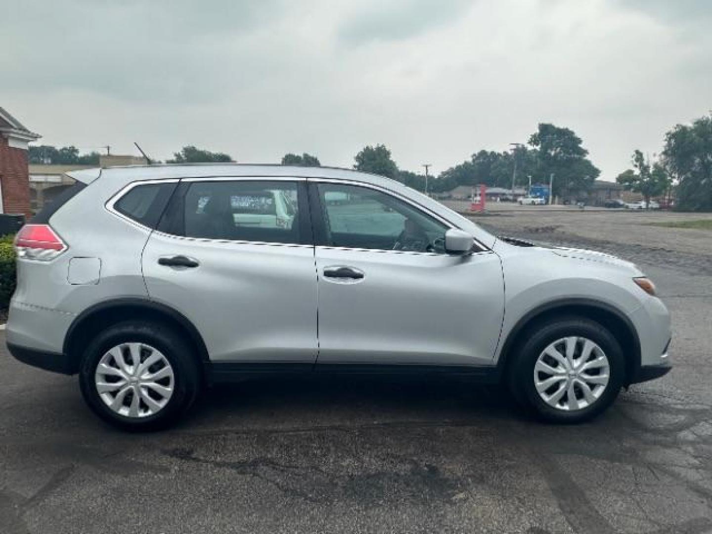 2016 Brilliant Silver Nissan Rogue S AWD (5N1AT2MV5GC) with an 2.5L L4 DOHC 16V engine, Continuously Variable Transmission transmission, located at 4508 South Dixie Dr, Moraine, OH, 45439, (937) 908-9800, 39.689976, -84.218452 - Photo#4