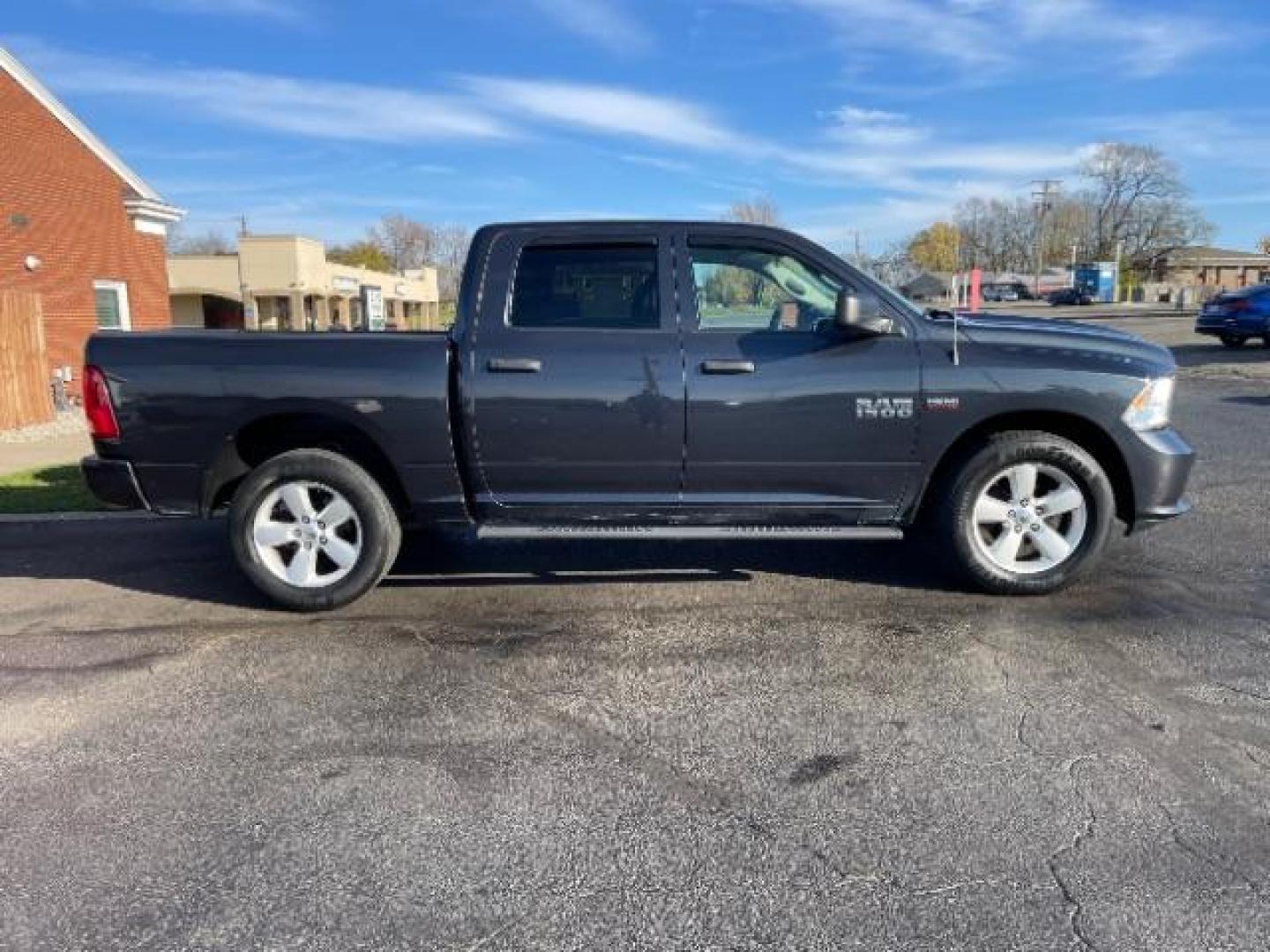 2016 Granite Crystal Metallic Clear Coat RAM 1500 Tradesman Crew Cab SWB 4WD (3C6RR7KTXGG) with an 5.7L V8 OHV 16V engine, 8-Speed Automatic transmission, located at 401 Woodman Dr, Riverside, OH, 45431, (937) 908-9800, 39.760899, -84.123421 - Photo#3