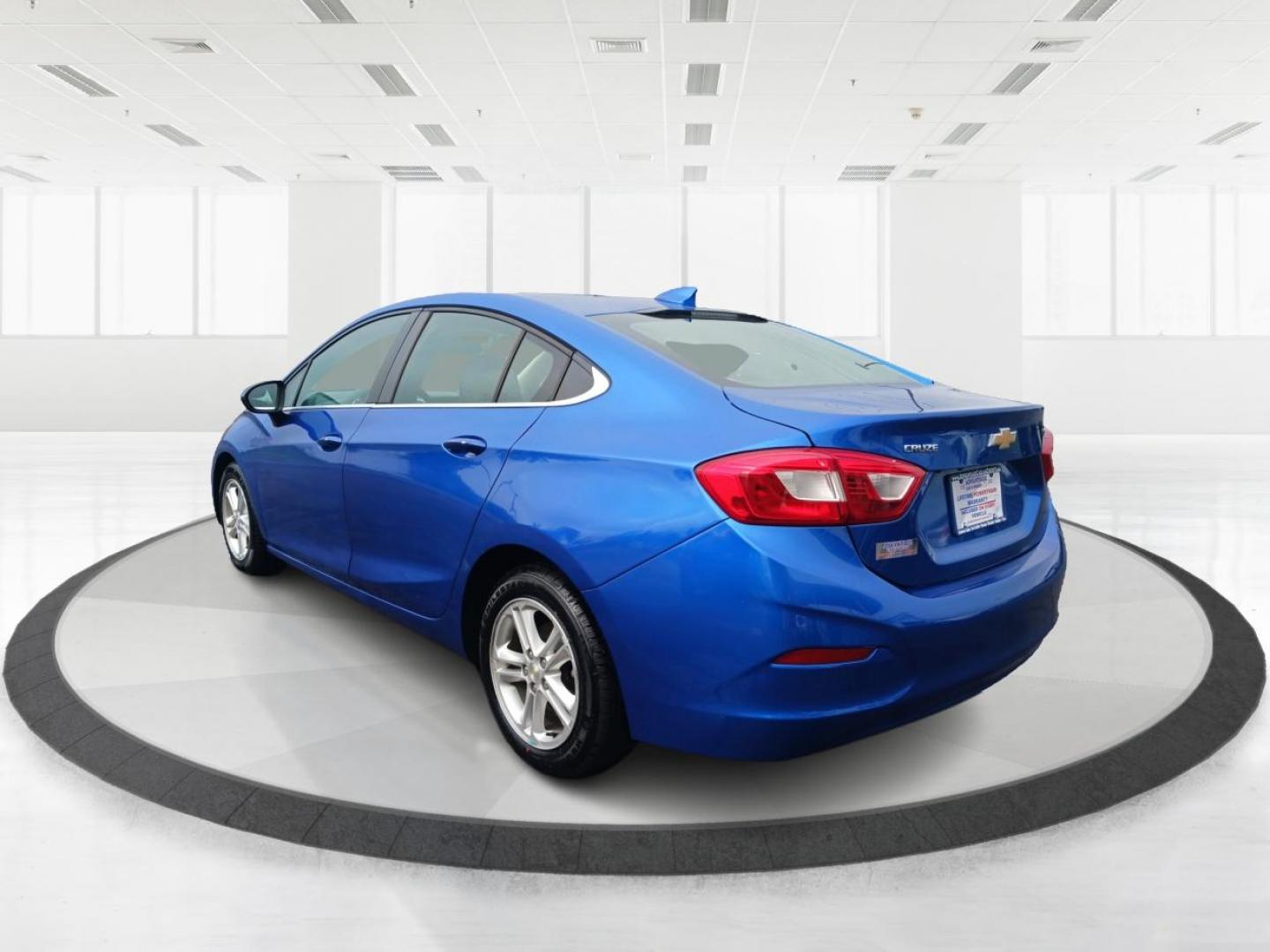 2017 Kinetic Blue Metallic Chevrolet Cruze LT Auto (1G1BE5SM3H7) with an 1.4L L4 DOHC 16V TURBO engine, 6-Speed Automatic transmission, located at 1230 East Main St, Xenia, OH, 45385, (937) 908-9800, 39.688026, -83.910172 - Photo#4