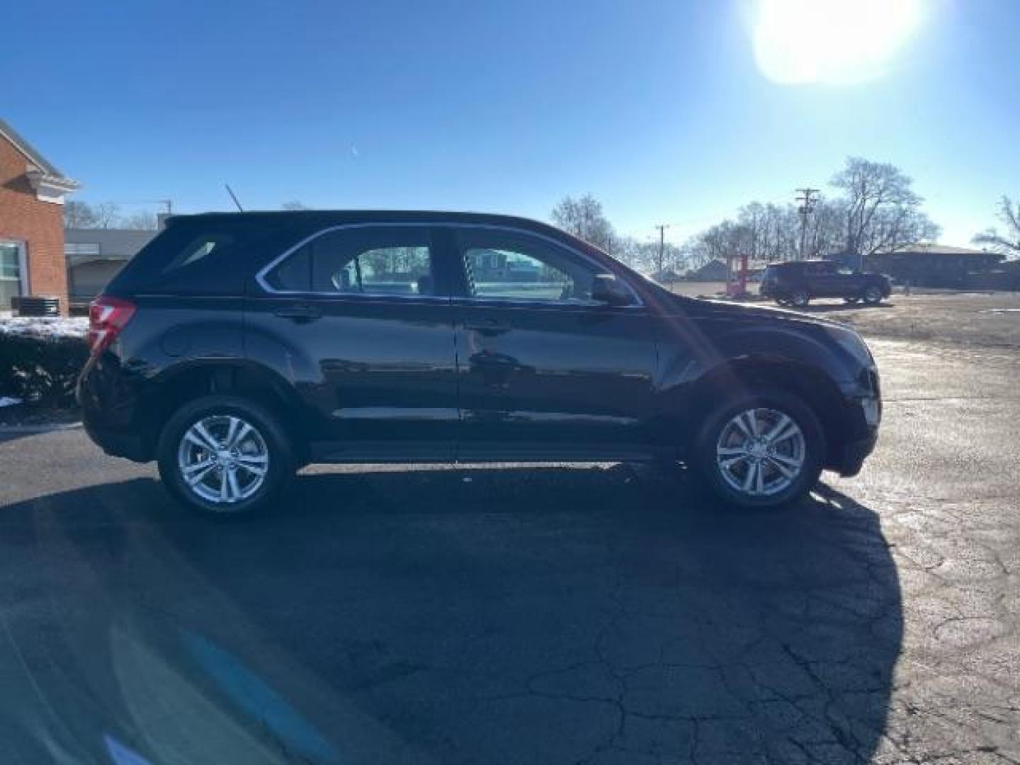 2017 Chevrolet Equinox LS 2WD (2GNALBEK7H1) with an 2.4L L4 DOHC 16V FFV engine, 6-Speed Automatic transmission, located at 1184 Kauffman Ave, Fairborn, OH, 45324, (937) 908-9800, 39.807072, -84.030914 - 2017 Chevrolet Equinox LS 2WD - Photo#3