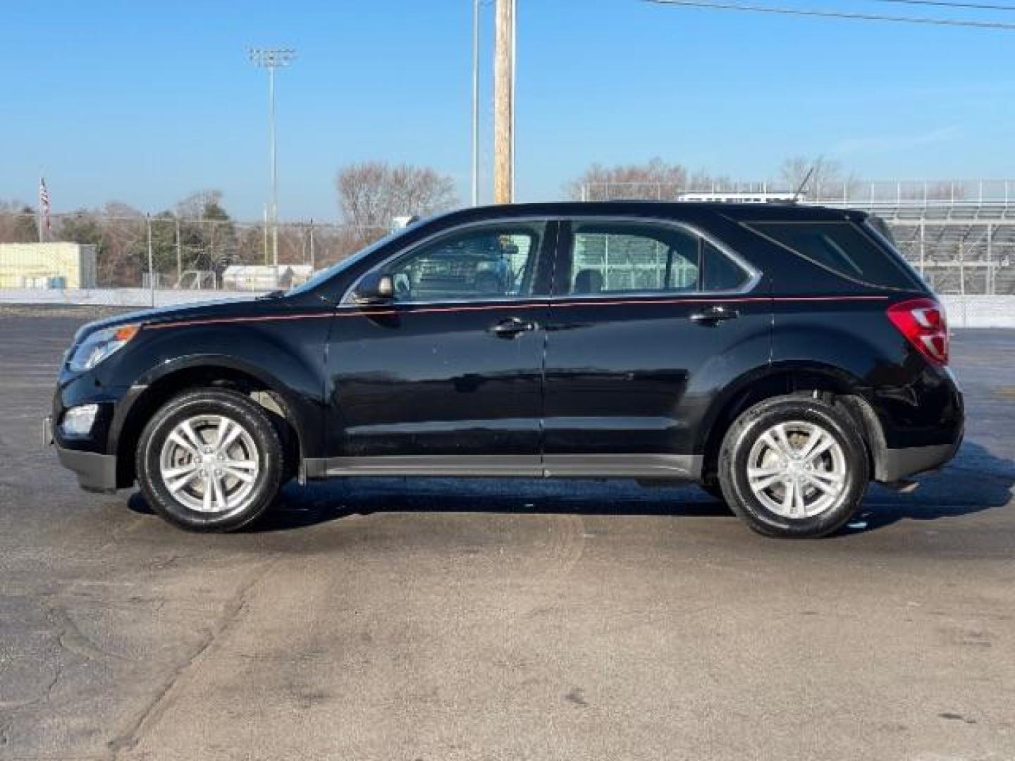 2017 Chevrolet Equinox LS 2WD (2GNALBEK7H1) with an 2.4L L4 DOHC 16V FFV engine, 6-Speed Automatic transmission, located at 1184 Kauffman Ave, Fairborn, OH, 45324, (937) 908-9800, 39.807072, -84.030914 - 2017 Chevrolet Equinox LS 2WD - Photo#4