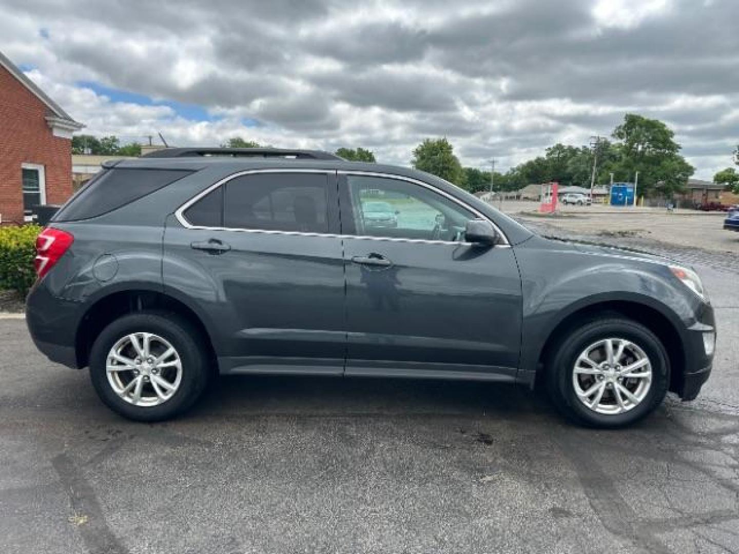 2017 Nightfall Gray Metallic Chevrolet Equinox LT 2WD (2GNALCEK5H1) with an 2.4L L4 DOHC 16V FFV engine, 6-Speed Automatic transmission, located at 4508 South Dixie Dr, Moraine, OH, 45439, (937) 908-9800, 39.689976, -84.218452 - Photo#5