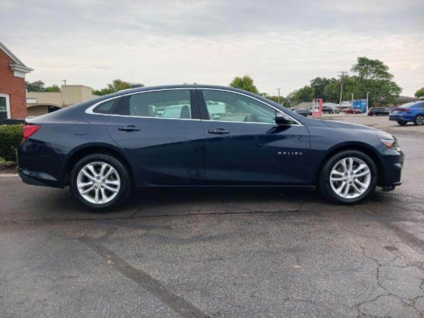 2017 Arctic Blue Metallic Chevrolet Malibu 1LT (1G1ZE5ST5HF) with an 1.5L L4 DOHC 16V engine, 6-Speed Automatic transmission, located at 1184 Kauffman Ave, Fairborn, OH, 45324, (937) 908-9800, 39.807072, -84.030914 - Photo#4