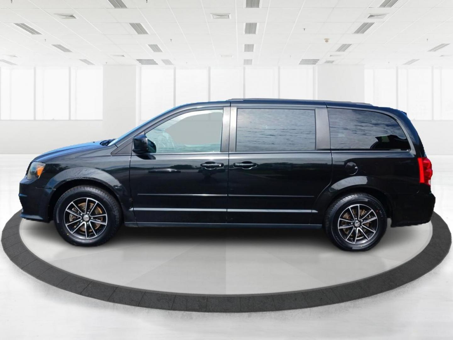 2017 Brilliant Black Crystal Pearl Coat Dodge Grand Caravan (2C4RDGEG9HR) with an 3.6L V6 DOHC 24V engine, 6-Speed Automatic transmission, located at 401 Woodman Dr, Riverside, OH, 45431, (937) 908-9800, 39.760899, -84.123421 - Photo#5