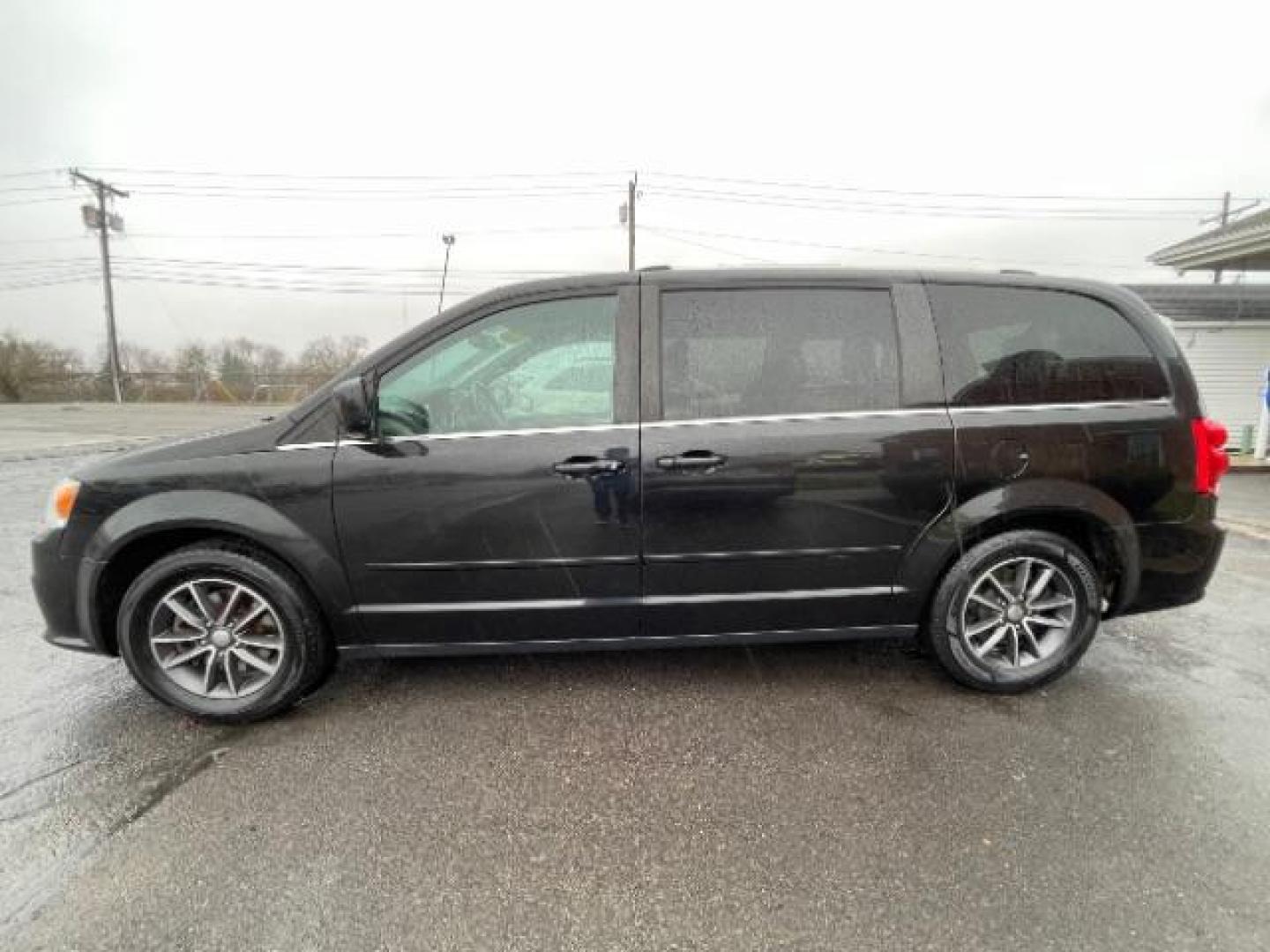 2017 Brilliant Black Crystal Pearl Coat Dodge Grand Caravan SXT (2C4RDGCG4HR) with an 3.6L V6 DOHC 24V engine, 6-Speed Automatic transmission, located at 1230 East Main St, Xenia, OH, 45385, (937) 908-9800, 39.688026, -83.910172 - Photo#2