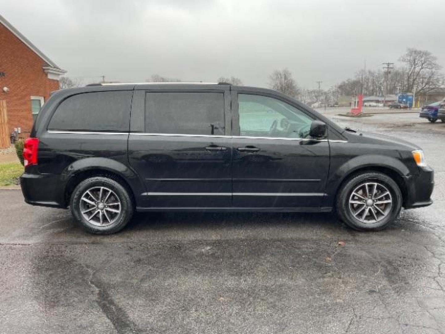 2017 Brilliant Black Crystal Pearl Coat Dodge Grand Caravan SXT (2C4RDGCG4HR) with an 3.6L V6 DOHC 24V engine, 6-Speed Automatic transmission, located at 1230 East Main St, Xenia, OH, 45385, (937) 908-9800, 39.688026, -83.910172 - Photo#3