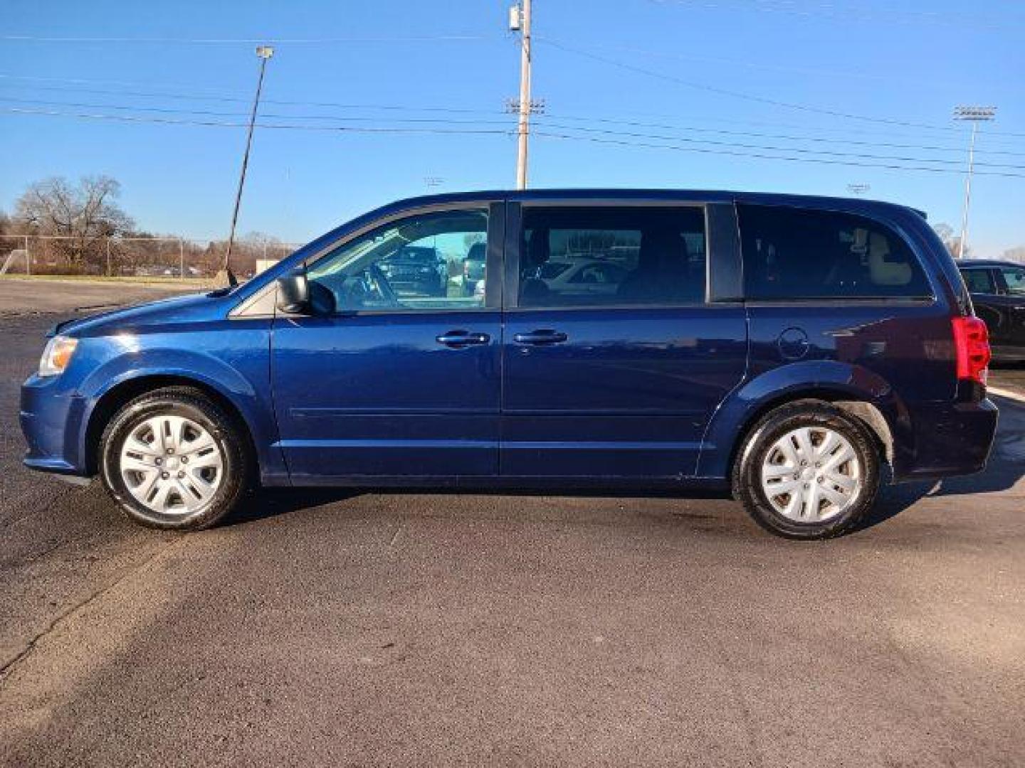 2017 Contusion Blue Pearl Coat Dodge Grand Caravan SE (2C4RDGBG6HR) with an 3.6L V6 DOHC 24V engine, 6-Speed Automatic transmission, located at 4508 South Dixie Dr, Moraine, OH, 45439, (937) 908-9800, 39.689976, -84.218452 - Photo#3