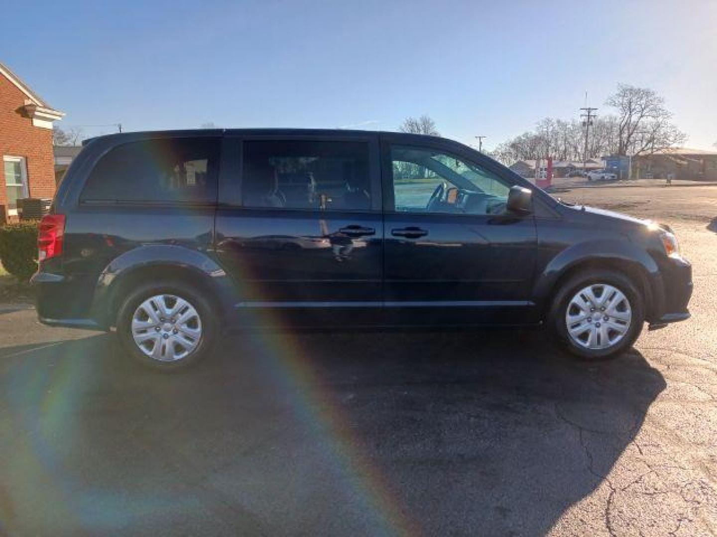 2017 Contusion Blue Pearl Coat Dodge Grand Caravan SE (2C4RDGBG6HR) with an 3.6L V6 DOHC 24V engine, 6-Speed Automatic transmission, located at 4508 South Dixie Dr, Moraine, OH, 45439, (937) 908-9800, 39.689976, -84.218452 - Photo#4