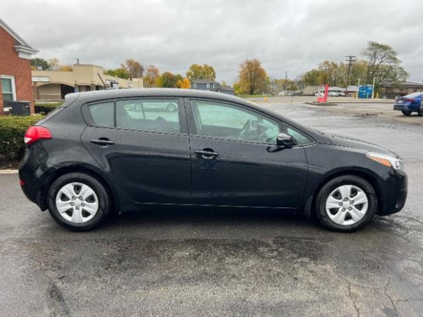 2017 Aurora Black Kia Forte 5-Door LX (KNAFK5A80H5) with an 2.0L L4 DOHC 16V engine, 6-Speed Automatic transmission, located at 4508 South Dixie Dr, Moraine, OH, 45439, (937) 908-9800, 39.689976, -84.218452 - Photo#5