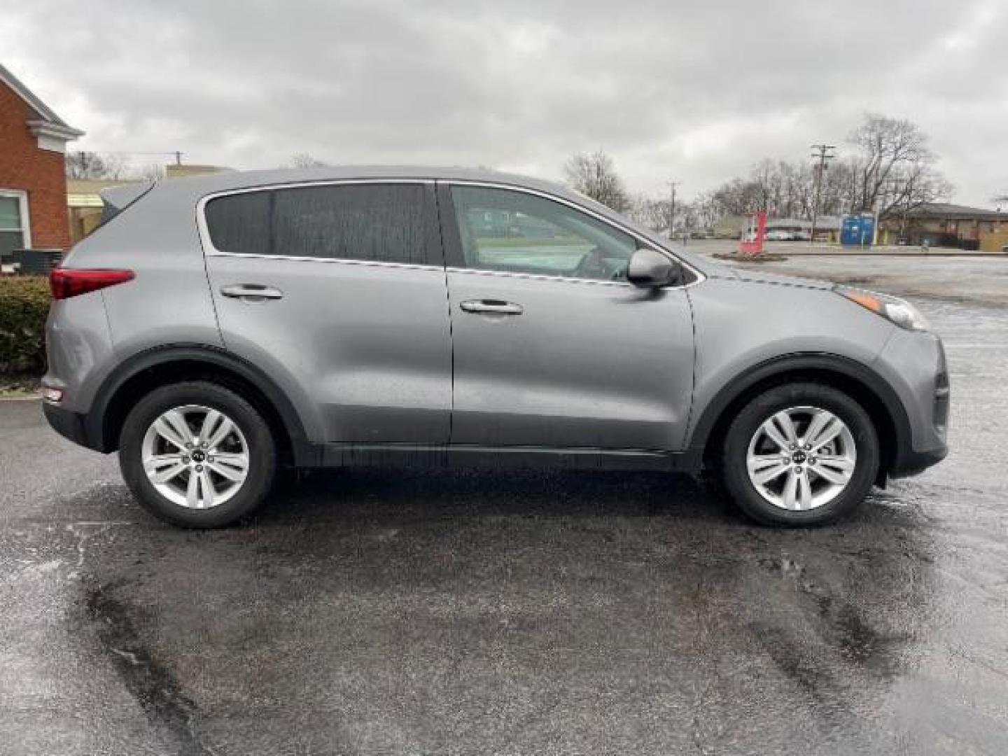 2017 Mineral Silver Kia Sportage LX FWD (KNDPM3ACXH7) with an 2.4L V6 DOHC 24V engine, 6-Speed Automatic transmission, located at 1230 East Main St, Xenia, OH, 45385, (937) 908-9800, 39.688026, -83.910172 - Photo#5