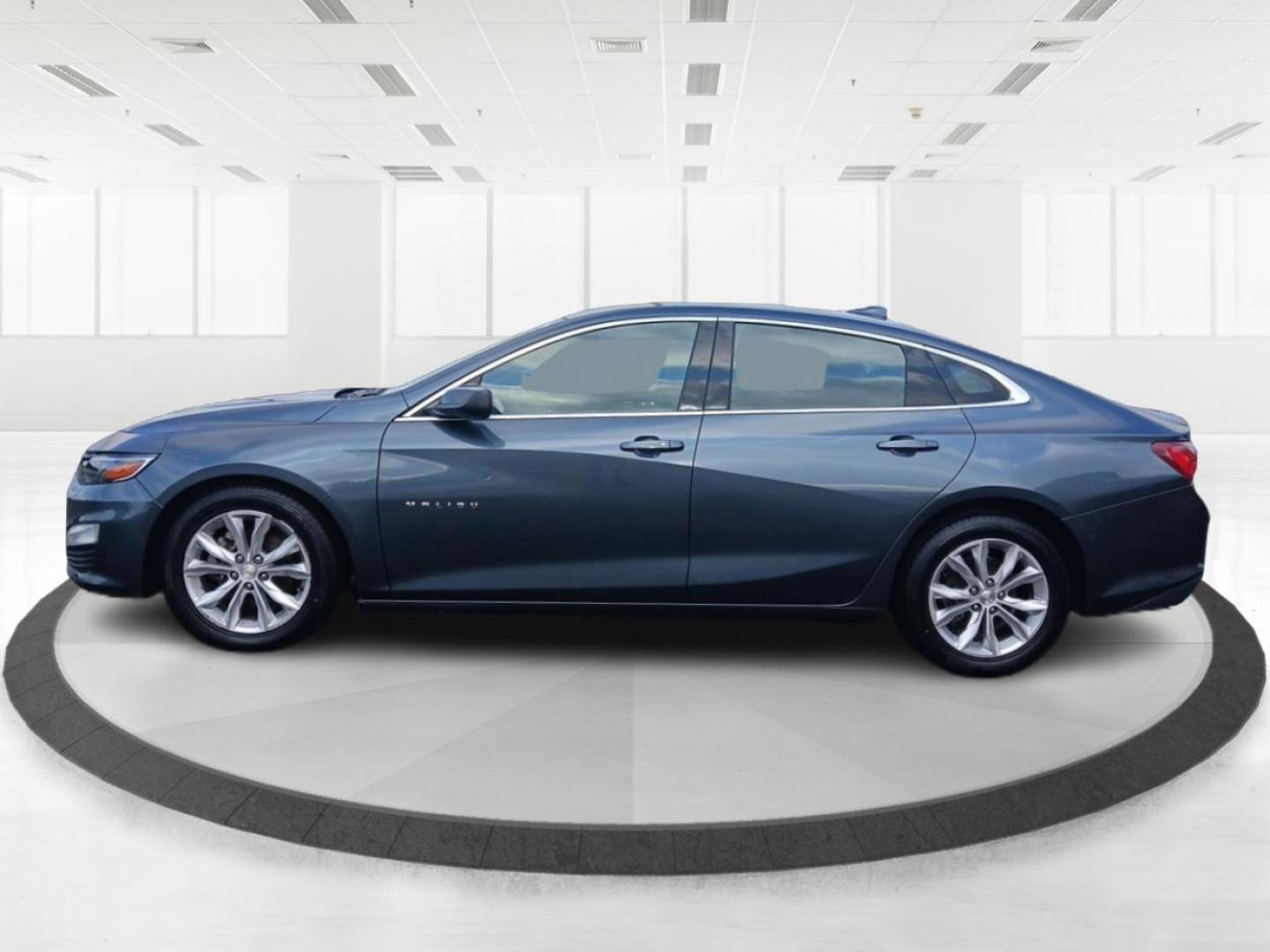 2019 Gray Chevrolet Malibu LT (1G1ZD5ST2KF) with an 1.5L L4 DOHC 16V engine, 6-Speed Automatic transmission, located at 1184 Kauffman Ave, Fairborn, OH, 45324, (937) 908-9800, 39.807072, -84.030914 - Photo#5